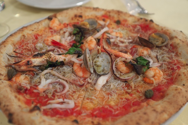 Seafood pizza with tiny fish (photo by nekotank)