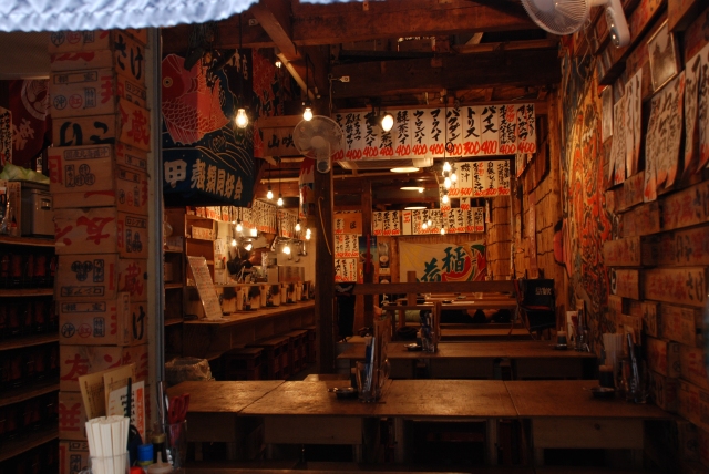 Inside an izakaya (photo by Mika Ueno)