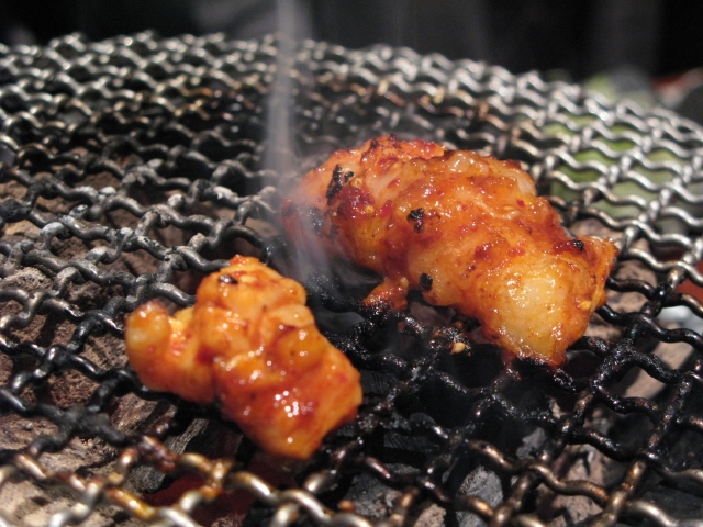 Crispy grilled fatty horumon (photo by Norio NAKAYAMA)